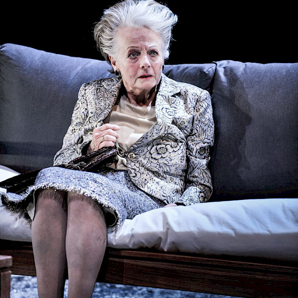 In »Bella Figura« von Jazmin Reza als Yvonne Blum, Schaubühne Berlin, Regie: Thomas Ostermeier, Foto: Arno Declair
