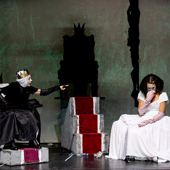 In »Der König stirbt« von E. Ionesco, als Königin Margarete mit Maria Köstlinger, Kammerspiele des Theaters in der Josefstadt, Regie: Claus Peymann, Foto: Philine Hofmann