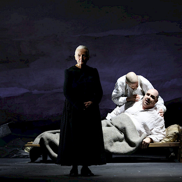 In »Leben und Sterben in Wien« von Thomas Arzt, als „die Alte“ mit Robert Bartl und Jakob Eisenwenger, Theater in der Josefstadt, Regie: Herbert Föttinger, Foto: Moritz Schell