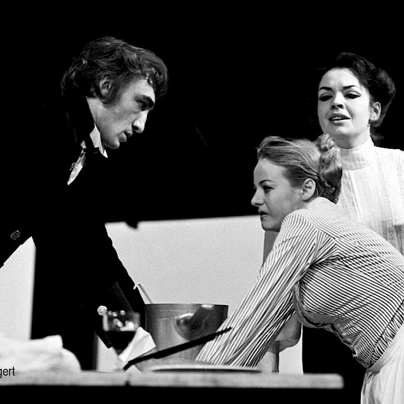 In »Fräulein Julie« von August Strindberg, als Kristin mit Elisabeth Trissenaar und Gottfried John, Stadttheater Heidelberg, Regie: Hans Neuenfels, Foto: Mara Eggert