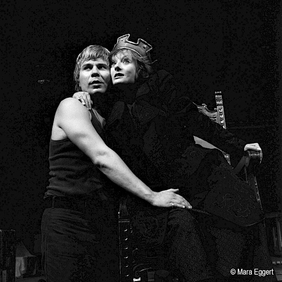 In »Die Ratten« von Gerhart Hauptmann, als Frau John mit Robert Tilian, Schauspiel Frankfurt, Regie: Hans Neuenfels, Foto: Mara Eggert