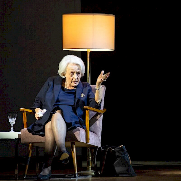 In »Ein deutsches Leben« von Christopher Hampton, Theater in der Josefstadt, Regie Andrea Breth, Foto Bernd Uhlig