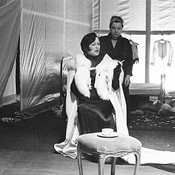 von Jean Genet, Schauspiel Frankfurt, Inge Engelmann, Eva Maria Strien, Coregie: Gabriele Jakobi, Bühne: Veronika Dorn, Foto: Mara Eggert