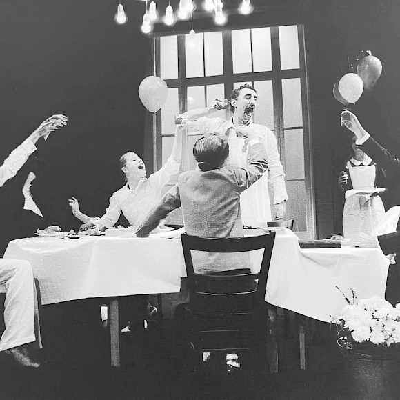 von Ferdinand Bruckner, Städtische Bühnen Freiburg, Ensemble, Bühne: Marion Strohschein, Foto: Klaus Fröhlich