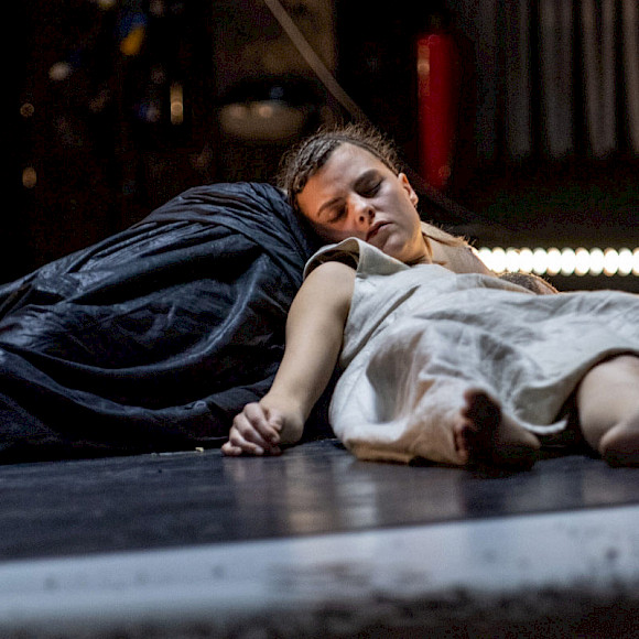 von Sophokles/Hölderlin, Stadttheater Klagenfurt, Claudia Kainberger, Michael Rothmann, Bühne: Karl Kneidl, Foto: Kh. Fessl