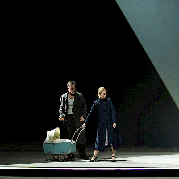 von Ö. v. Horvath, Stadttheater Klagenfurt, Frank Seppeler, Pauline Knof, Bühne: Etienne Plus, Foto: Kh. Fessl