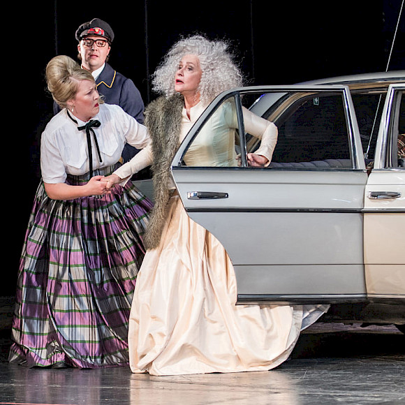 von J. N. Nestroy, Stadttheater Klagenfurt, Heike Kretschmer, N.N., Gertraud Jesserer, Bühne: Magdalena Gut, Foto: Kh. Fessl