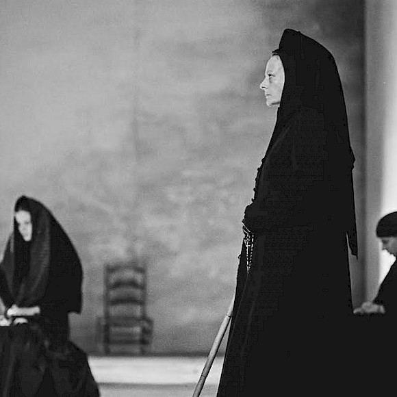 In »Bernarda Albas Haus« von Garcia Lorca als Bernarda Alba mit Dorothée Rüttimann und Betina Kalka, Freiburger Theater, Regie: Andrea Breth, Foto: Klaus Fröhlich