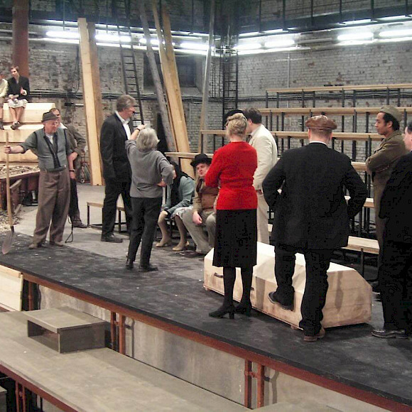 von Martin Sperr Theater Bonn 2004, Halle Beuel, Probenbesprechung mit Ensemble, Bühne: Martin Kukulies, Foto: Michael Zielke
