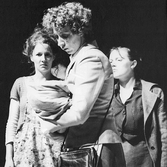 von Gerhart Hauptmannm Theater Oberhausen, Kornelia Lüdorff, Anna Polke, Nina. V. Vodopjanova, Tanja von Oertzen, Bühne: Anna Stolze, Foto: Jürgen Diemer